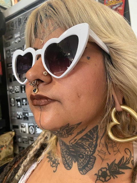 Classic White Heart Sunglasses – DeadRockers display picture 1